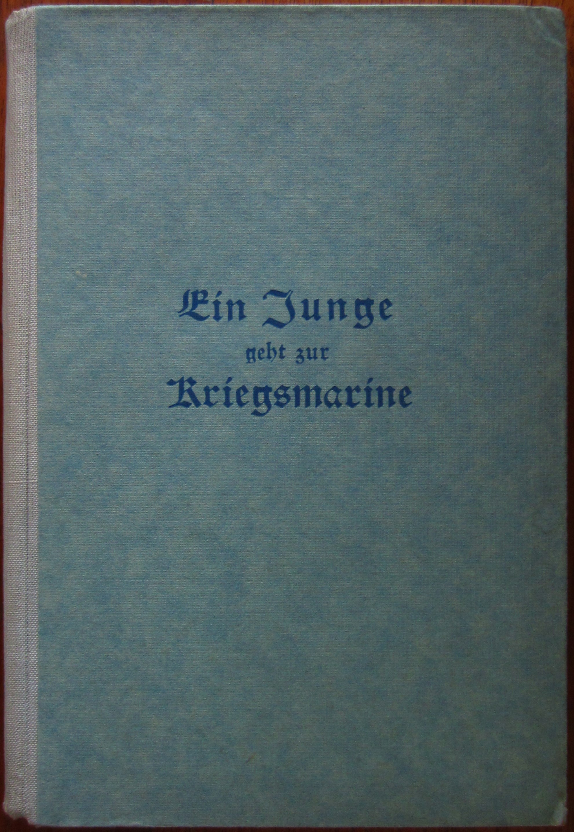 Ein Junge geht zur Kriegsmarine