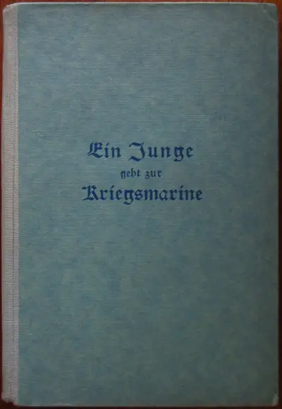 Ein Junge geht zur Kriegsmarine