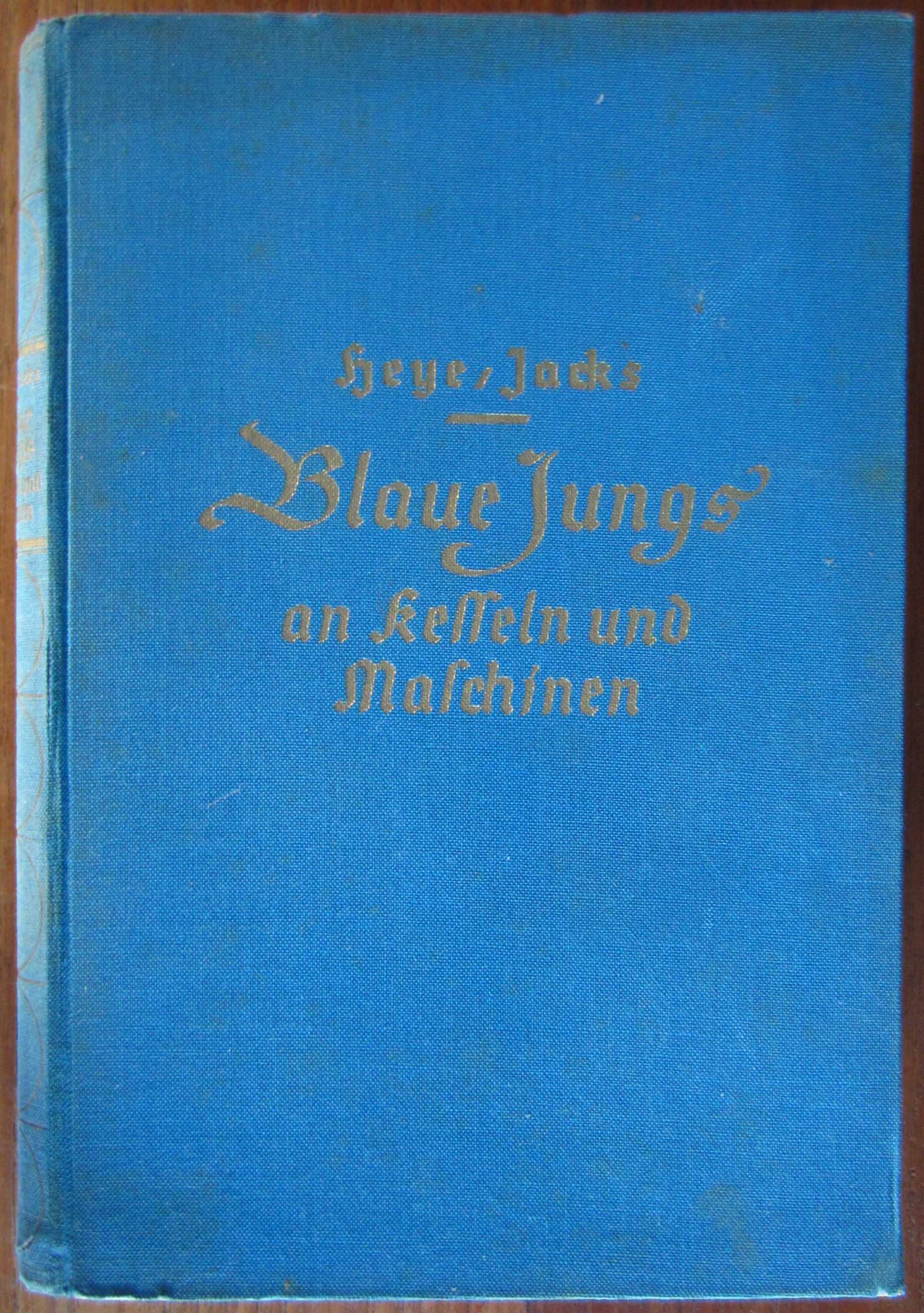 Blaue Jungs an Kesseln und Maschinen