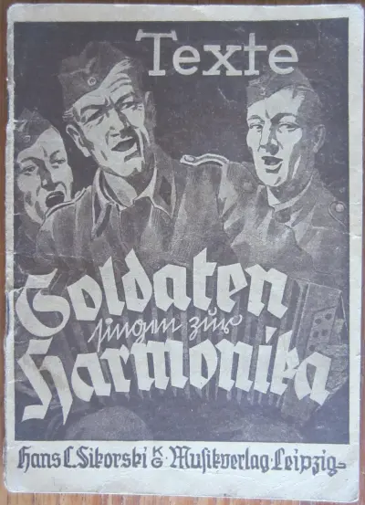 Soldaten singen zur Harmonika