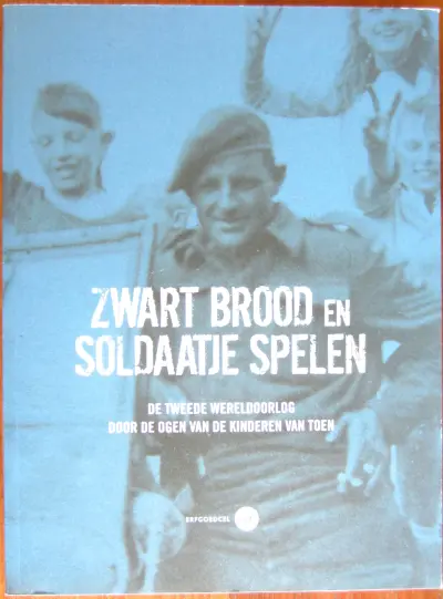 Zwart brood en soldaatje spelen