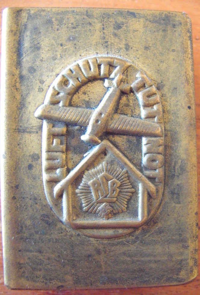 Luftschutz tut Not - match case in brass