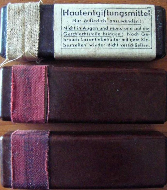 Hautentgiftungsmittel in brown bakelite boxes - 3 pieces