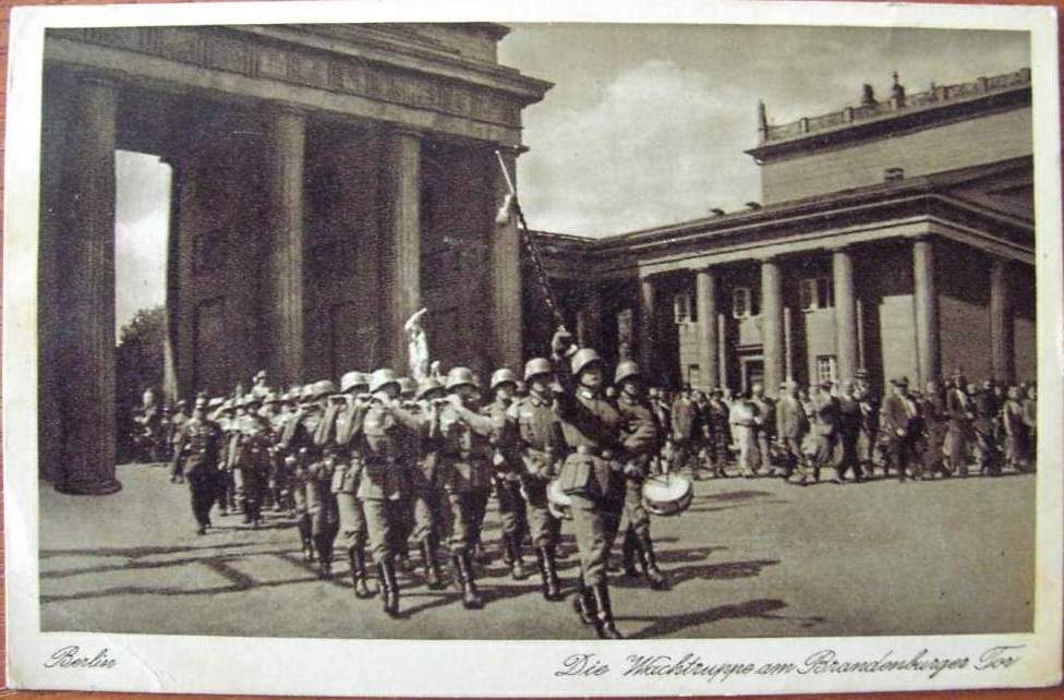 Postcard : Die Wachtruppe am Brandenburger Tor