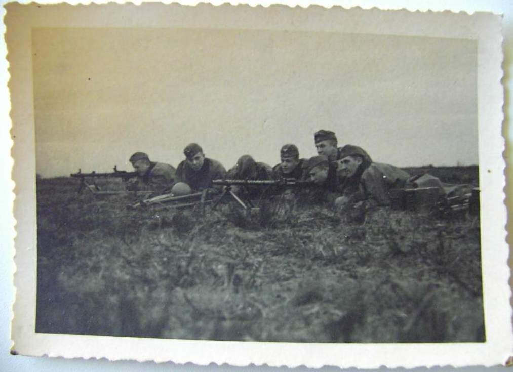 Picture : group of MG34 shooters