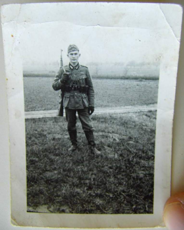 Picture : soldier on guard with K98